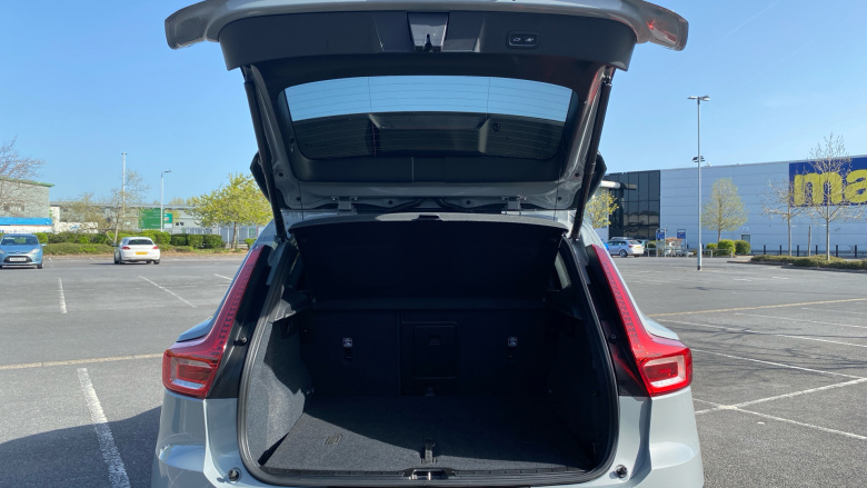 Volvo XC40 2.0 B4P Plus Dark 5dr Auto Petrol Estate